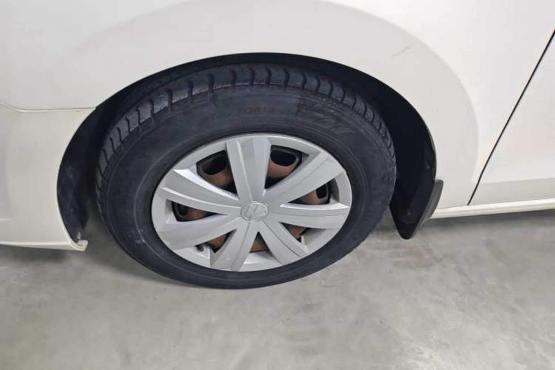 Used Volkswagen Jetta 2017 1.4L Manual Fashion Edition Left Front Wheel Hub