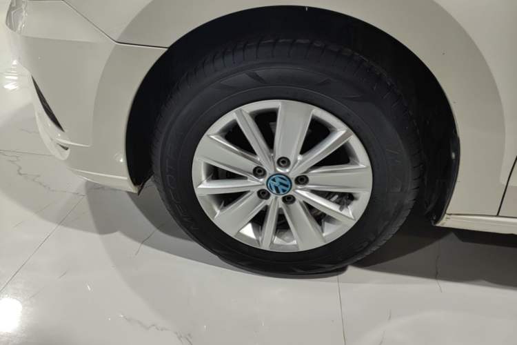 Used Volkswagen Jetta 2017 1.5L Automatic Fashion Model Left Front Wheel Hub