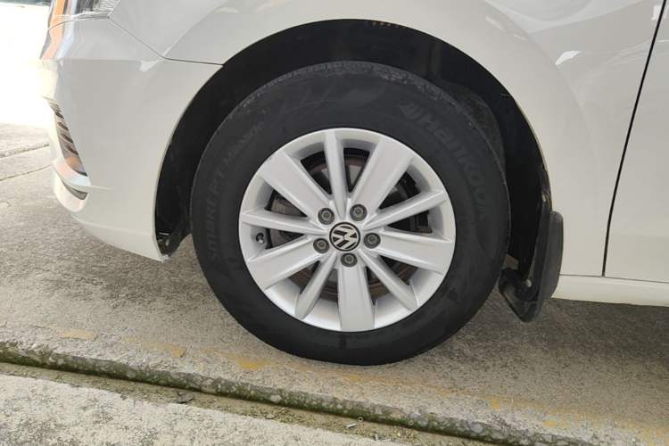 Used Volkswagen Jetta 2017 1.4L Manual Fashion Edition Left Front Wheel Hub