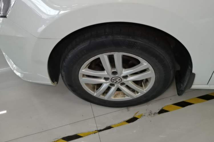 Used Volkswagen Jetta 2017 1.4L Manual Fashion Edition Left Front Wheel Hub