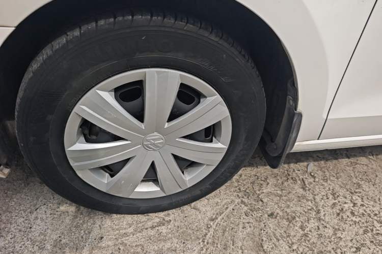 Used Volkswagen Jetta 2017 1.4L Manual Fashion Edition Left Front Wheel Hub