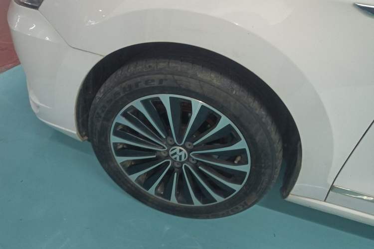 Used Volkswagen Jetta 2017 1.5L Automatic Comfort Model Left Front Wheel Hub