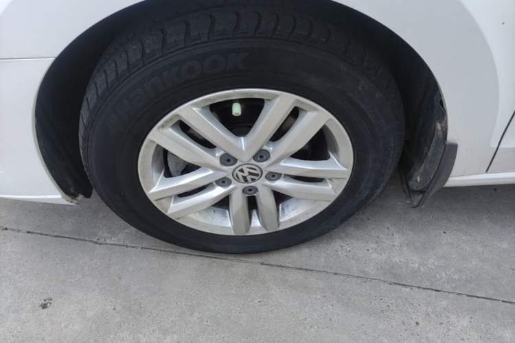 Used Volkswagen Jetta 2017 1.4L Manual Fashion Edition Left Front Wheel Hub