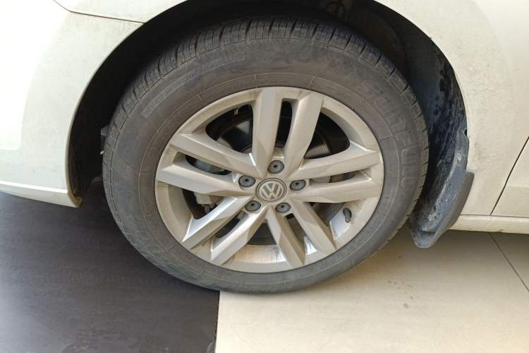 Used Volkswagen Jetta 2017 1.4L Manual Fashion Edition Left Front Wheel Hub