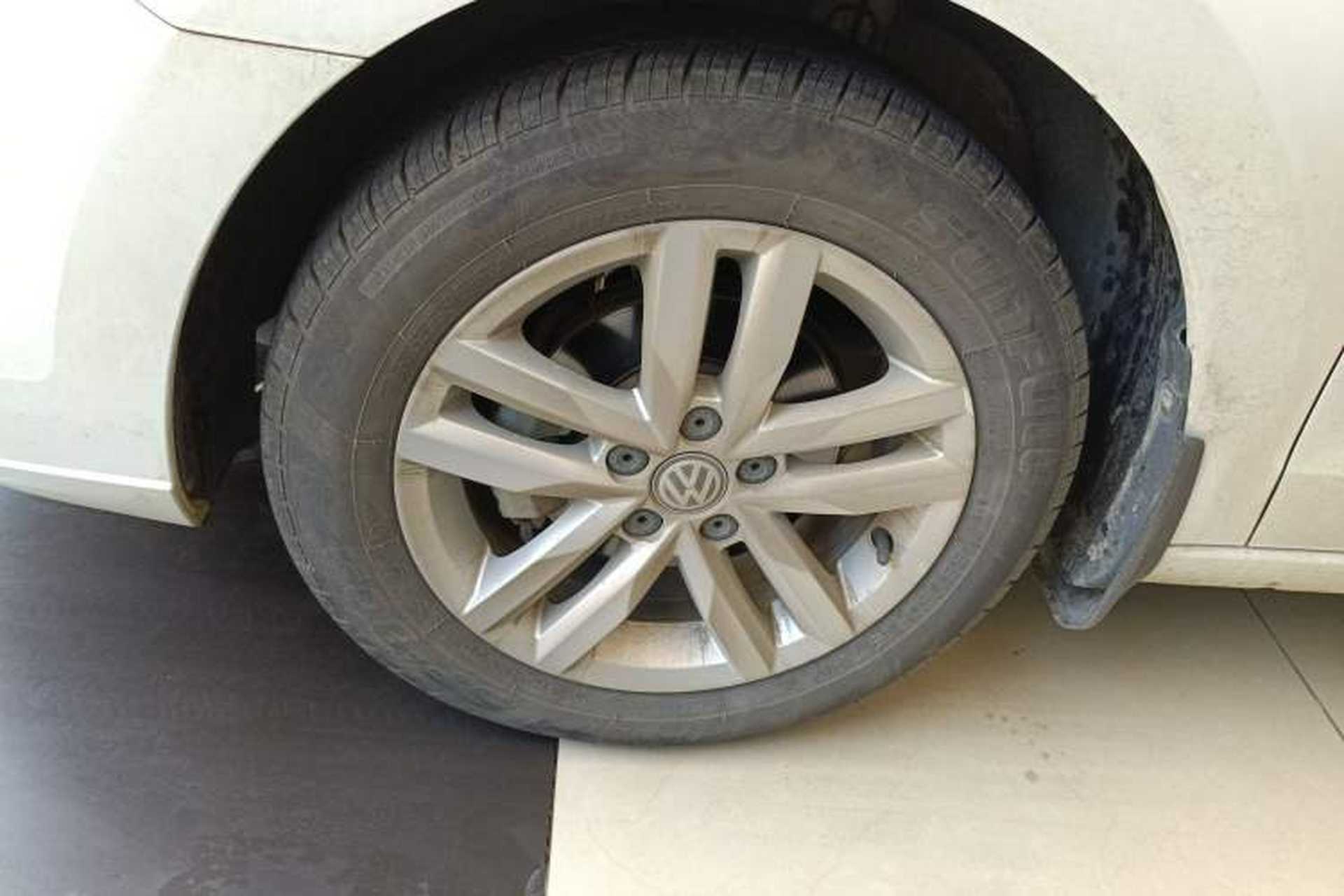Used Volkswagen Jetta 2017 1.4L Manual Fashion Edition Left Front Wheel Hub