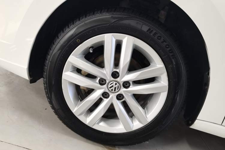 Used Volkswagen Jetta 2017 1.5L Automatic Comfort Model Left Front Wheel Hub