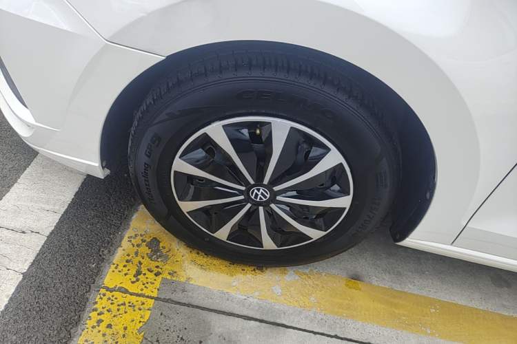 Used Volkswagen Jetta 2017 1.4L Manual Fashion Edition Left Front Wheel Hub