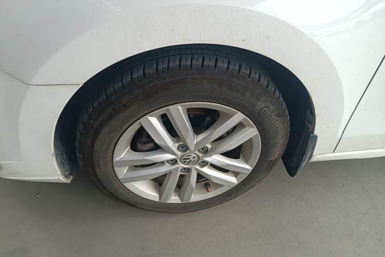 Used Volkswagen Jetta 2017 1.5L Manual Comfort Model Left Front Wheel Hub