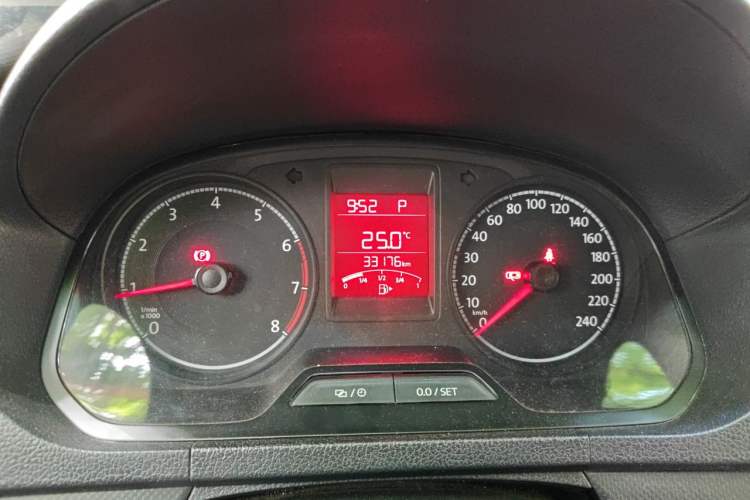 Used Volkswagen Jetta 2017 1.5L Automatic Fashion Model Odometer Close Up
