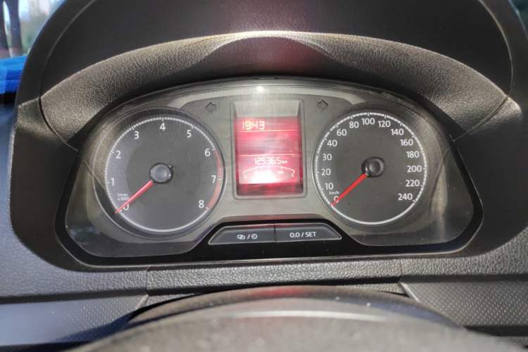 Used Volkswagen Jetta 2017 1.4L Manual Fashion Edition Odometer Close Up