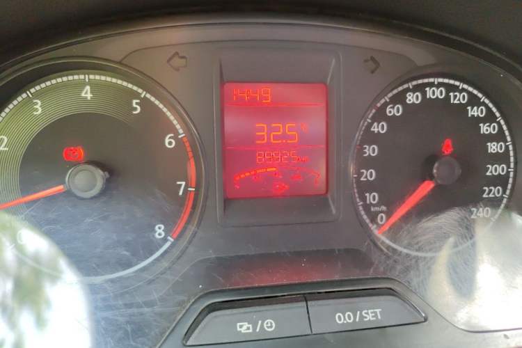 Used Volkswagen Jetta 2017 1.5L Manual Fashion Edition Odometer Close Up