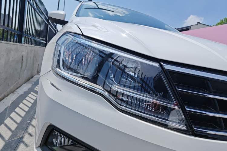 Used Volkswagen Jetta 2017 1.5L Manual Comfort Model Right Front Headlight