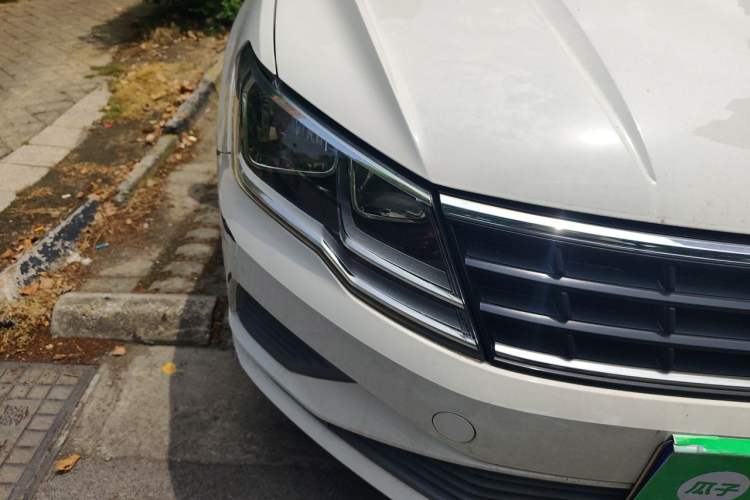 Used Volkswagen Jetta 2017 1.5L Automatic Fashion Model Right Front Headlight