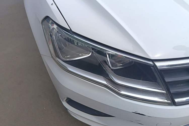 Used Volkswagen Jetta 2017 1.5L Automatic Fashion Model Right Front Headlight