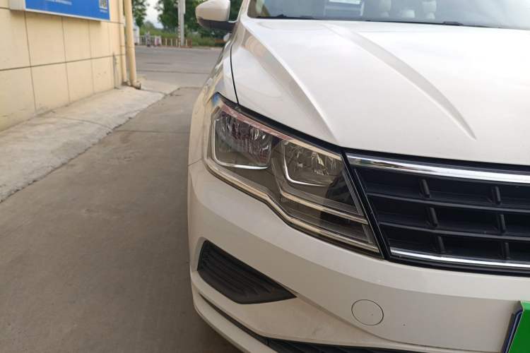 Used Volkswagen Jetta 2017 1.5L Manual Fashion Edition Right Front Headlight