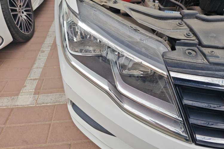 Used Volkswagen Jetta 2017 1.4L Manual Fashion Edition Right Front Headlight