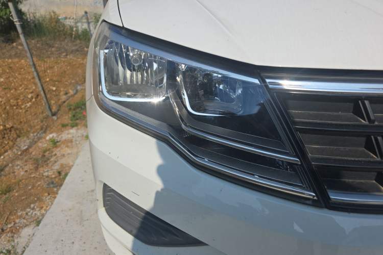 Used Volkswagen Jetta 2017 1.5L Manual Fashion Edition Right Front Headlight