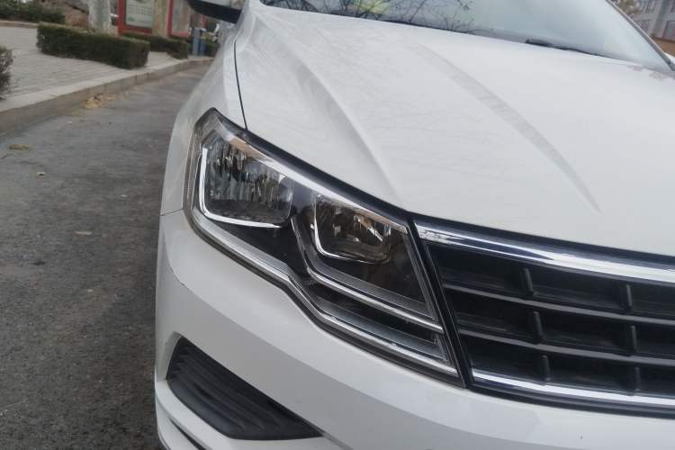 Used Volkswagen Jetta 2017 1.4L Manual Fashion Edition Right Front Headlight