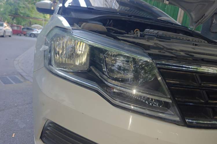 Used Volkswagen Jetta 2017 1.5L Automatic Fashion Model Right Front Headlight