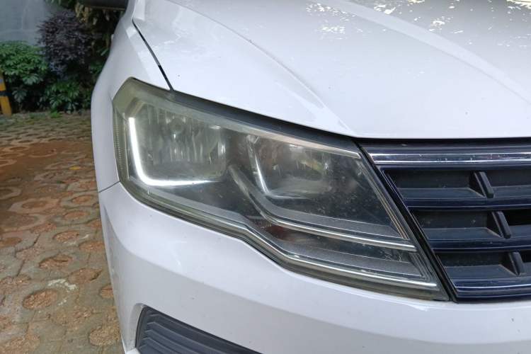 Used Volkswagen Jetta 2017 1.5L Automatic Fashion Model Right Front Headlight