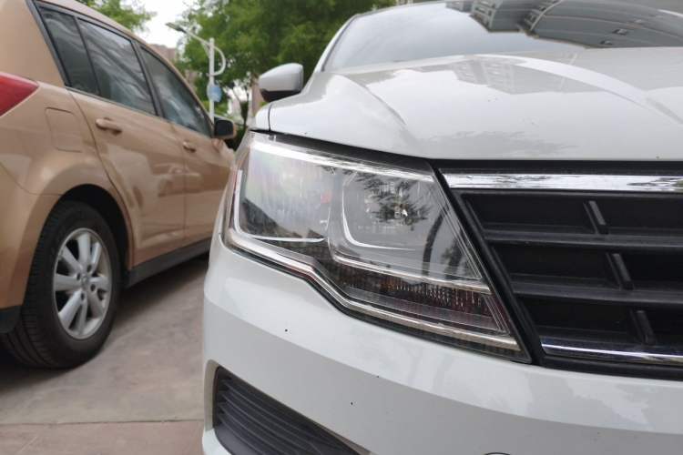 Used Volkswagen Jetta 2017 1.4L Manual Fashion Edition Right Front Headlight