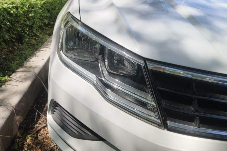 Used Volkswagen Jetta 2017 1.5L Manual Fashion Edition Right Front Headlight