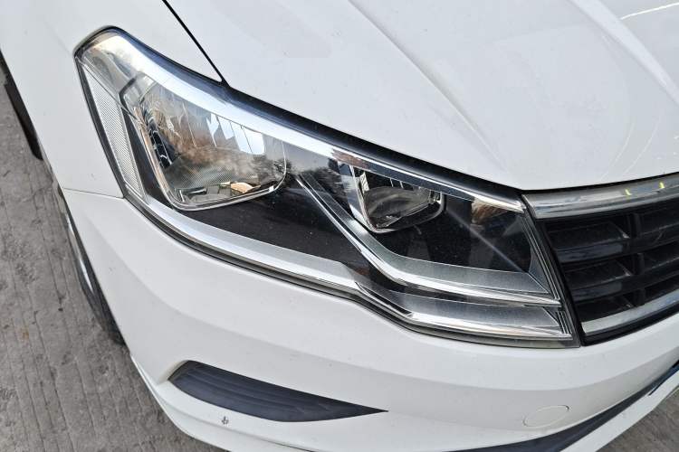 Used Volkswagen Jetta 2017 1.5L Manual Fashion Edition Right Front Headlight