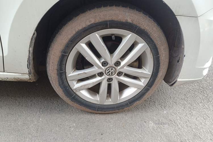 Used Volkswagen Jetta 2017 1.5L Manual Comfort Model Right Front Wheel Hub