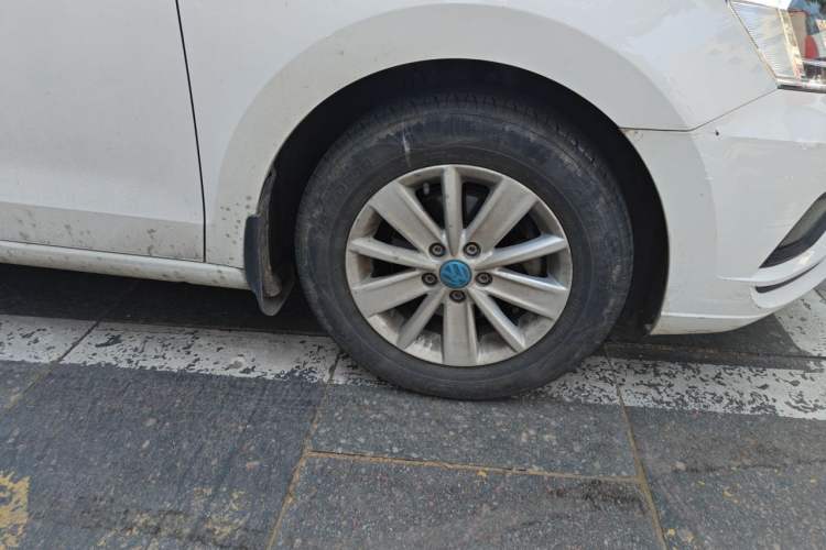 Used Volkswagen Jetta 2017 1.4L Manual Fashion Edition Right Front Wheel Hub