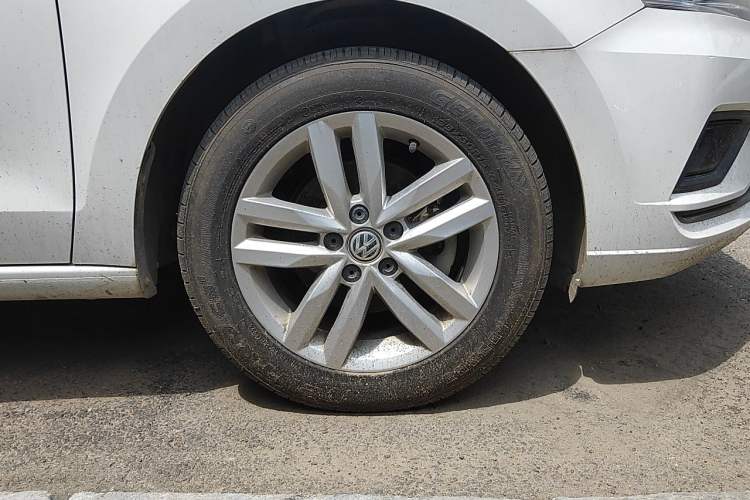 Used Volkswagen Jetta 2017 1.5L Automatic Comfort Model Right Front Wheel Hub