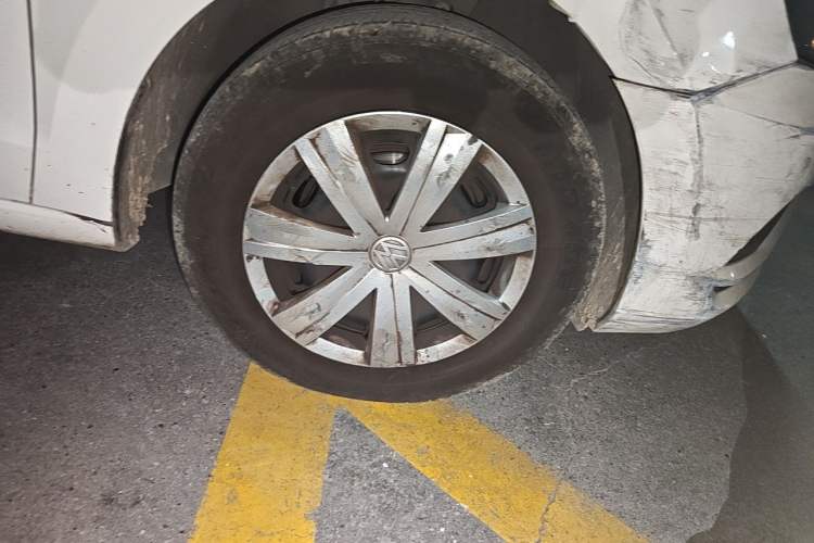 Used Volkswagen Jetta 2017 1.4L Manual Fashion Edition Right Front Wheel Hub