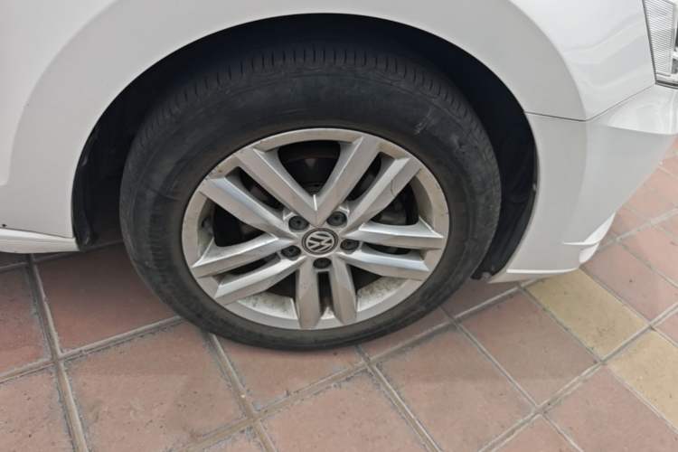 Used Volkswagen Jetta 2017 1.5L Automatic Comfort Model Right Front Wheel Hub