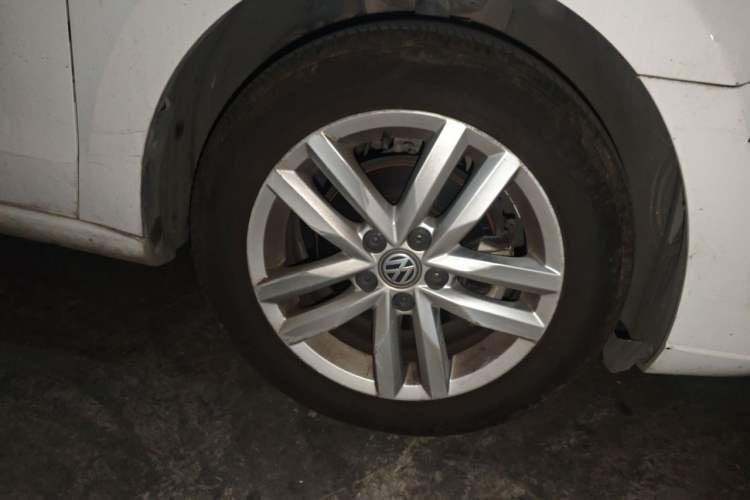 Used Volkswagen Jetta 2017 1.5L Automatic Comfort Model Right Front Wheel Hub