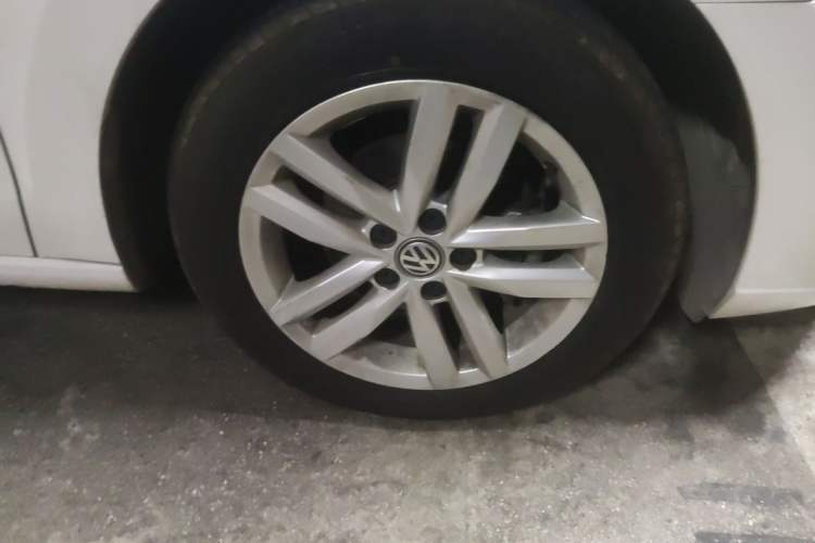 Used Volkswagen Jetta 2017 1.5L Automatic Comfort Model Right Front Wheel Hub
