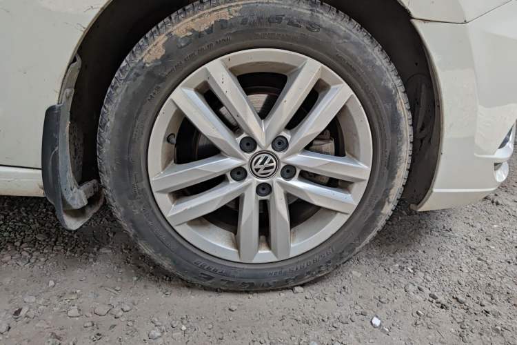 Used Volkswagen Jetta 2017 1.5L Manual Comfort Model Right Front Wheel Hub