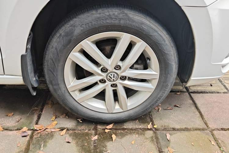 Used Volkswagen Jetta 2017 1.5L Automatic Comfort Model Right Front Wheel Hub