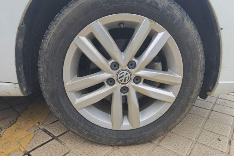 Used Volkswagen Jetta 2017 1.5L Manual Fashion Edition Right Front Wheel Hub