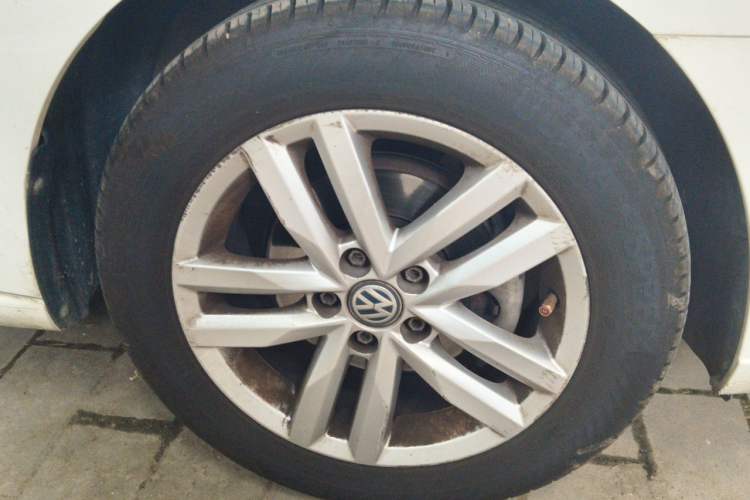 Used Volkswagen Jetta 2017 1.5L Automatic Comfort Model Right Front Wheel Hub