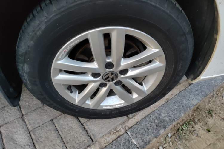 Used Volkswagen Jetta 2017 1.4L Manual Fashion Edition Right Front Wheel Hub