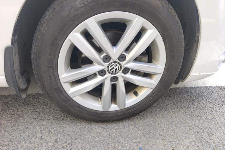 Used Volkswagen Jetta 2017 1.5L Manual Comfort Model Right Front Wheel Hub