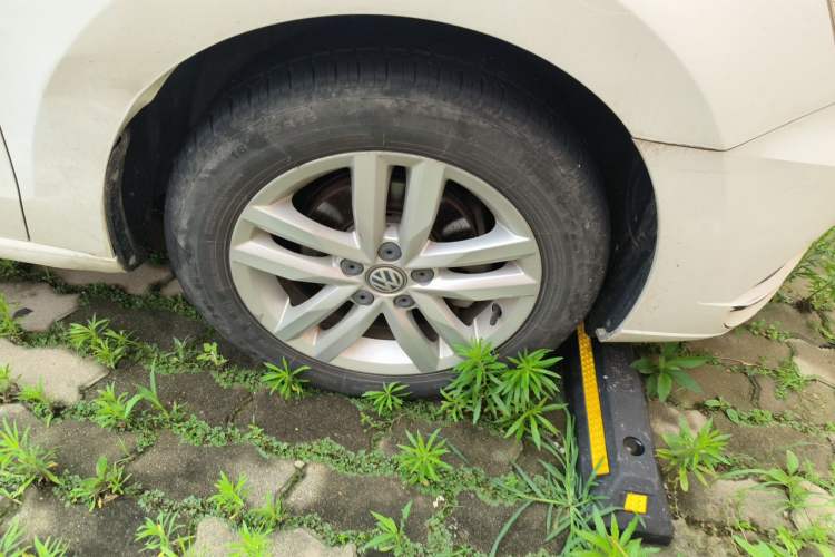 Used Volkswagen Jetta 2017 1.5L Automatic Comfort Model Right Front Wheel Hub