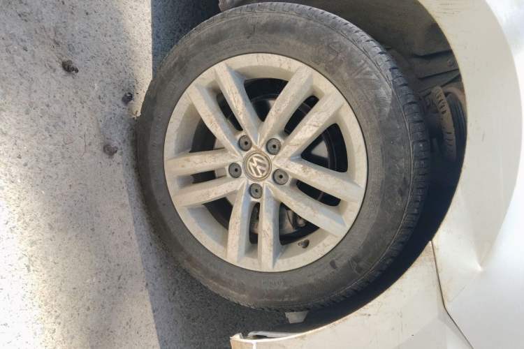 Used Volkswagen Jetta 2017 1.5L Manual Comfort Model Right Front Wheel Hub