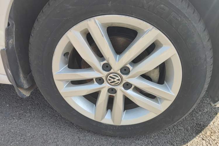 Used Volkswagen Jetta 2017 1.5L Manual Comfort Model Right Front Wheel Hub
