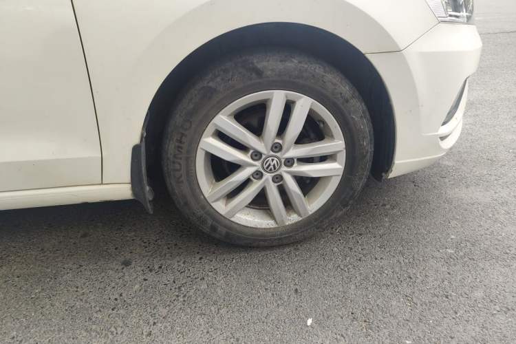 Used Volkswagen Jetta 2017 1.4L Manual Comfort Model Right Front Wheel Hub