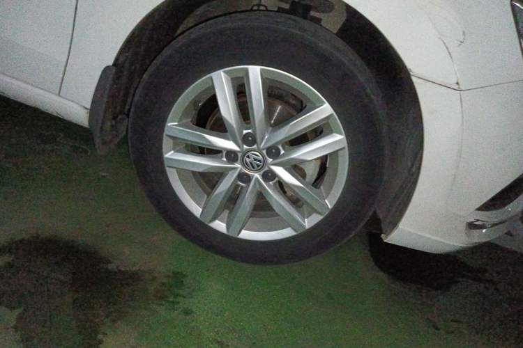 Used Volkswagen Jetta 2017 1.5L Automatic Comfort Model Right Front Wheel Hub