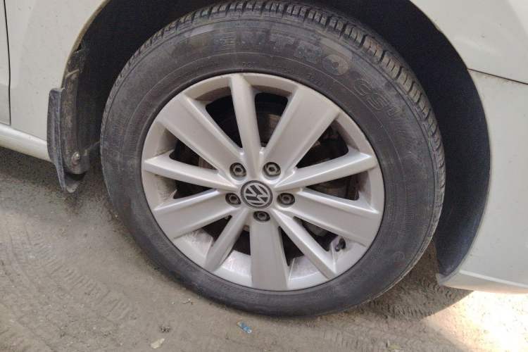Used Volkswagen Jetta 2017 1.4L Manual Fashion Edition Right Front Wheel Hub