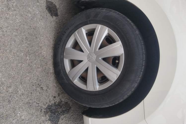 Used Volkswagen Jetta 2017 1.4L Manual Fashion Edition Right Front Wheel Hub