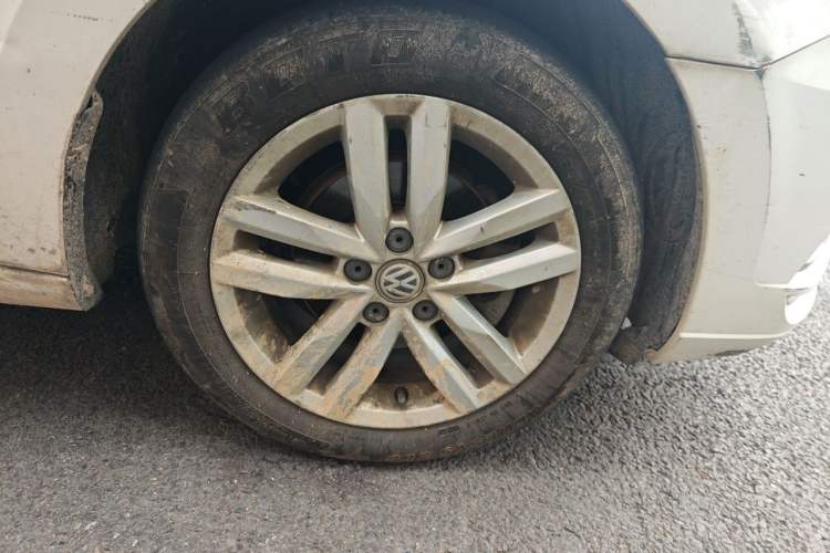 Used Volkswagen Jetta 2017 1.5L Manual Comfort Model Right Front Wheel Hub