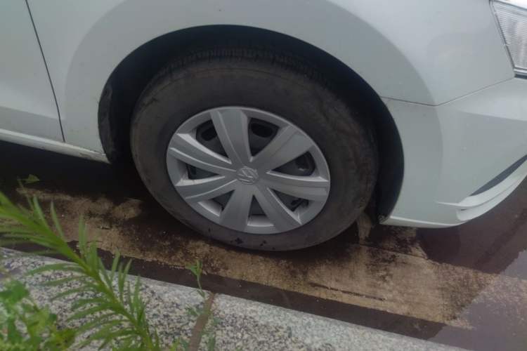 Used Volkswagen Jetta 2017 1.4L Manual Fashion Edition Right Front Wheel Hub