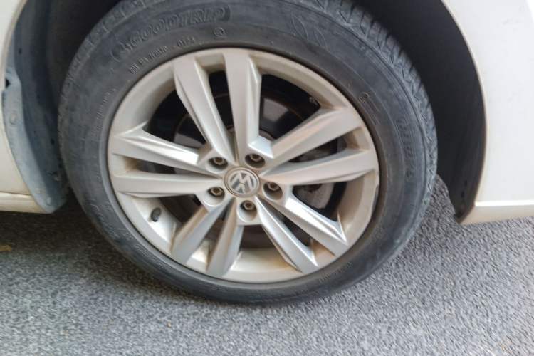 Used Volkswagen Jetta 2017 1.4L Manual Fashion Edition Right Front Wheel Hub